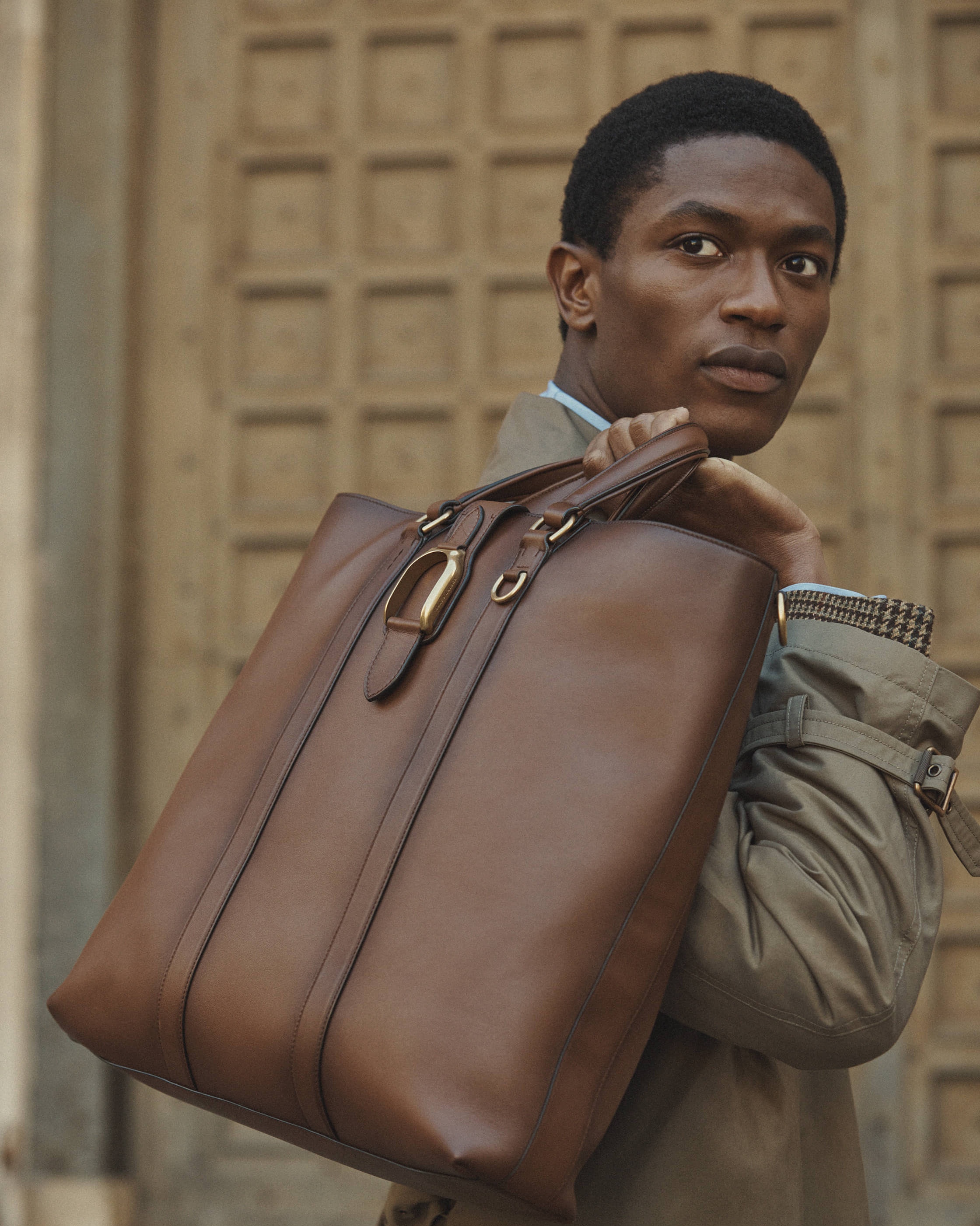 Este bolso tote, parte de la colección Welington de Ralph Lauren, se ha elaborado en Italia con piel plena flor bruñida para aportar una rica profundidad de color. La elegante pieza metálica de estribo es un reflejo moderno de la tradición ecuestre de Ralph Lauren.