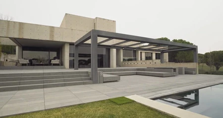 La impresionante casa de Carlos Sainz con el hormigón como absoluto protagonista