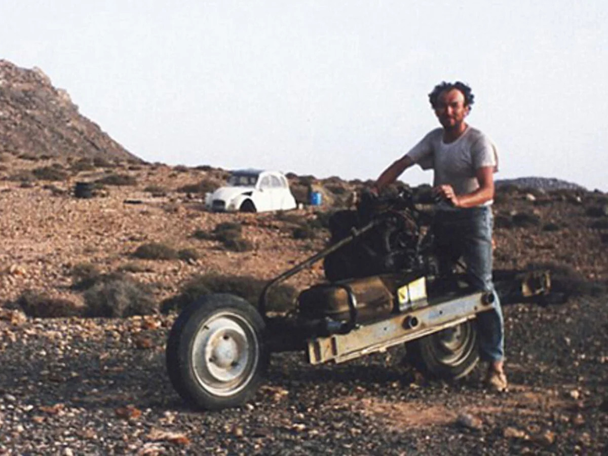 La épica historia de cómo un hombre sobrevivió al Sáhara haciéndose una moto con su 2CV accidentado