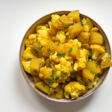 Aloo gobi, receta fácil del tradicional curry indio de coliflor y patata