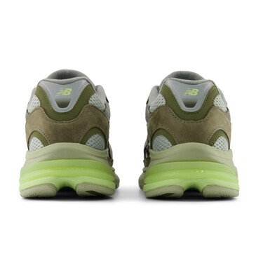New Balance rebaja sus zapatillas de running color verde olivo y lima que combinas sin problema con tu chaqueta favorita de otoño 