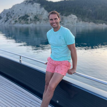 Rafa Nadal (40 años): "En verano te levantabas, ibas a entrenar tenis, volvías al mediodía y por la tarde quedabas con los amigos, sin móviles. Nos quedábamos en la calle, en la playa, y pasábamos hasta las 9 de la noche" 