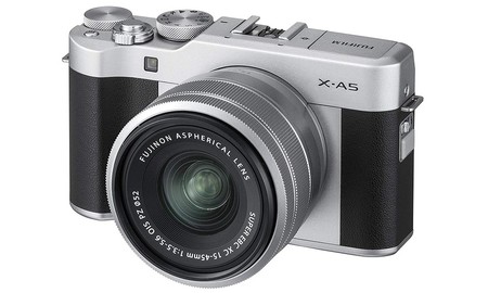 Hoy Amazon nos deja la pequeña y polivalente sin espejo Fujifilm X-A5 con objetivo 15-45 por 399 euros en sus ofertas de primavera