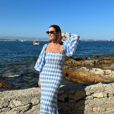 Los vestidos con nido de abeja que llevaremos con sandalias planas todo el verano