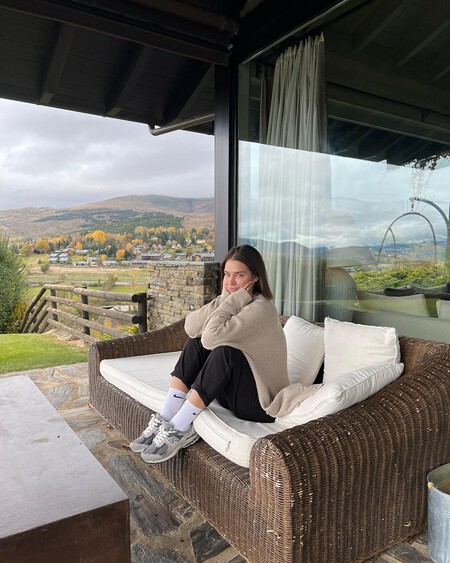 Así es la casa de Laura Escanes y Risto Mejide: un repaso por su impresionante casa con piscina en la Cerdanya