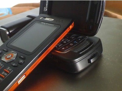 Sony Ericsson W880 en negro y naranja