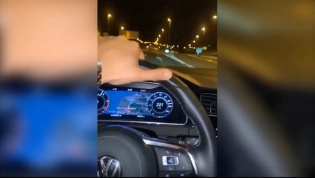 Un conductor se graba conduciendo a 202 km/h y es detenido por la Guardia Civil... gracias a su propio vídeo