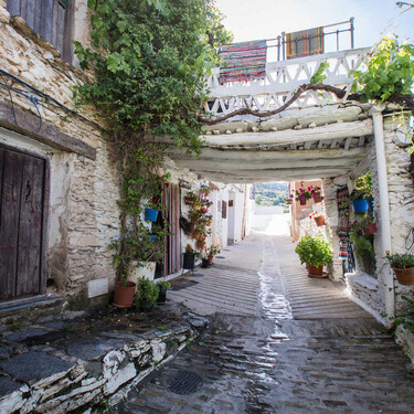 La escapada otoñal que tienes que planear sí o sí: un pueblo blanco con más esencia tradicional que Frigiliana
