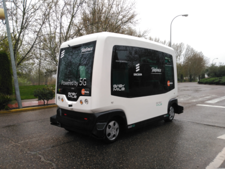 Telefónica enseña un autobús autónomo en el que los pasajeros pueden descargar contenido a 1 Gbps