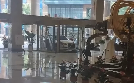 Irrumpe con su Audi A5 en el vestíbulo del hotel