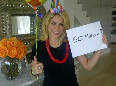 Shakira celebra sus cincuenta millones de fans, ¡con cotillón y todo!