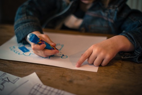 Padres, dejad de agobiar a los niños si se olvidan de las cosas. Es mejor ponerles pistas visuales 