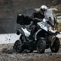 Con cuatro ruedas y suspensiones independientes, la auténtica moto-SUV es el Quadro4 Steinbock