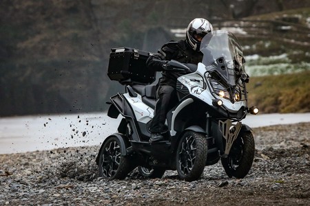 Con cuatro ruedas y suspensiones independientes, la auténtica moto-SUV es el Quadro4 Steinbock