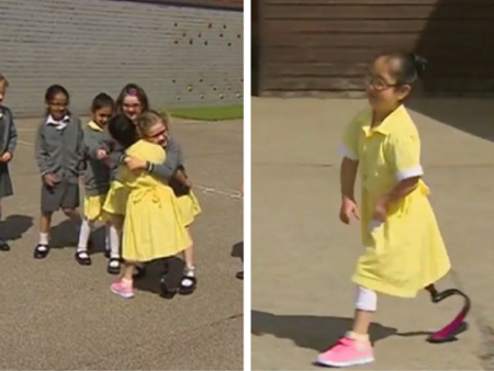Una niña de siete años enseña a sus compañeros su nueva prótesis y su reacción es enternecedora