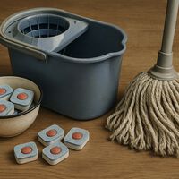 Cómo limpiar la fregona sin tocarla y sin gastar un céntimo: el truco casero que la deja como nueva