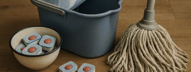 Cómo limpiar la fregona sin tocarla y sin gastar un céntimo: el truco casero que la deja como nueva