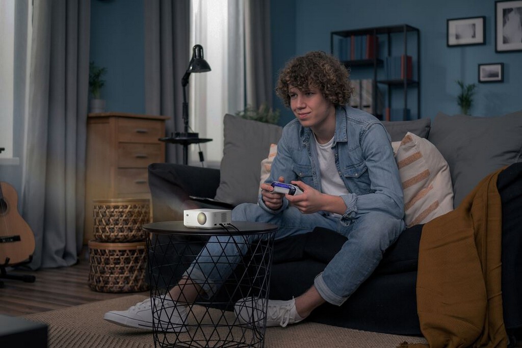 Optoma quiere que podamos montar una pantalla de cine gigante en cualquier parte de la casa con sus nuevos proyectores láser portátiles