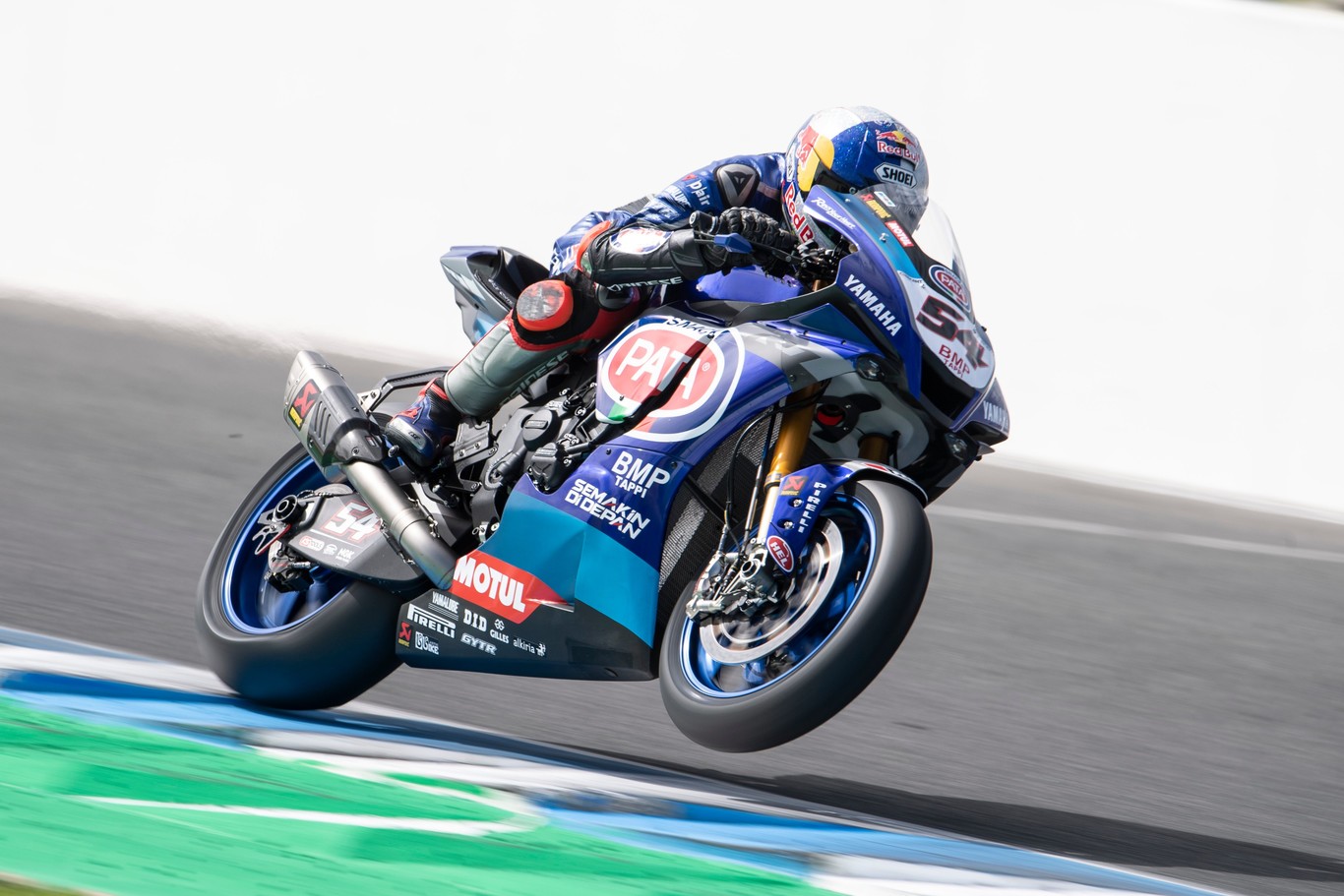 ¡Impresionante! Toprak Razgatlioglu gana la primera carrera de Superbikes del año en un duelo a cuatro hasta el final