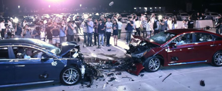 Te digo que son igual de seguros. ¿No lo crees? ¿A que estrello un coche contra otro?