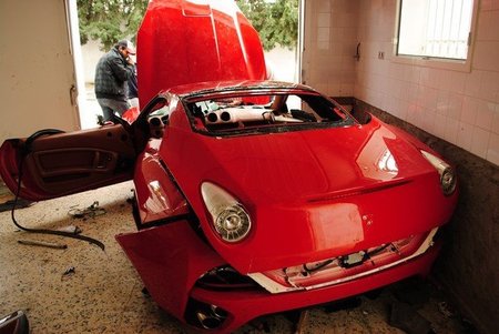 Ferrari California saqueado en Tunez
