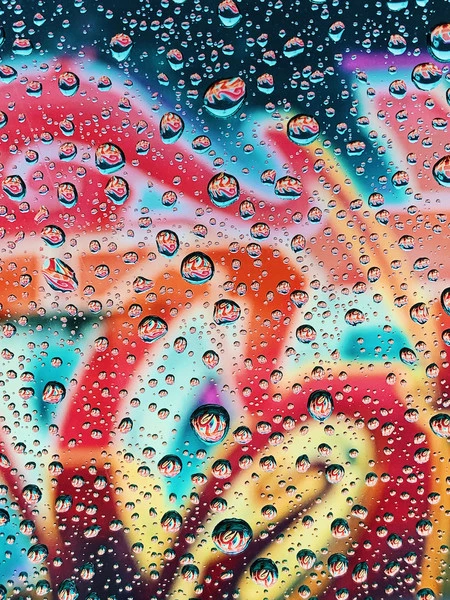 iPhone XSを持ったアンドリュー・グリスウォルドさん(米国)の写真。