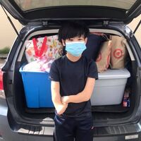 Liem, un adolescente de 13 años adoptado y sin manos, dona miles de mascarillas, comida y ropa a las personas sin hogar