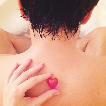 El día que Andrés Velencoso y Úrsula Corberó confirmaronn su relación en una bañera