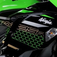 ¡Espectacular! Así ruge la Kawasaki ZX-25R con escape de titanio Yoshimura HeptaForce