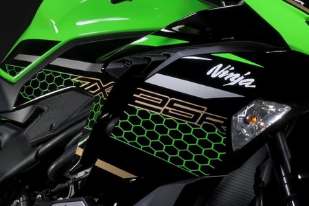 ¡Espectacular! Así ruge la Kawasaki ZX-25R con escape de titanio Yoshimura HeptaForce