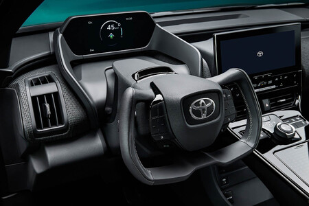 El volante del nuevo Toyota bZ4X llegará a Europa solucionando los contras del 'yugo' de Tesla