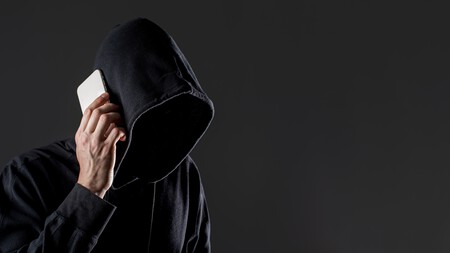 Vista Lateral Del Pirata Informatico Masculino Hablando Por Telefono Inteligente Con Espacio De Copia