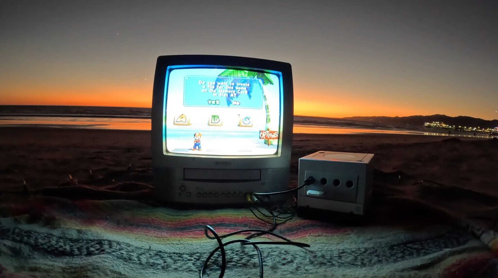 Jugar a videojuegos en una casa encantada o viendo el atardecer en la playa. Este aficionado a lo retro saca su consola a pasear allá donde va