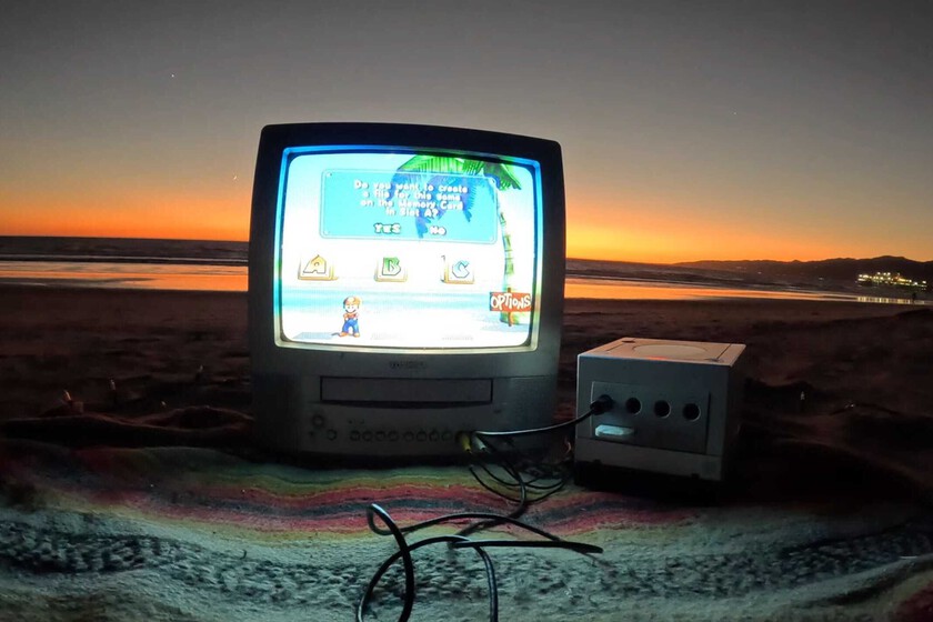 Jugar a videojuegos en una casa encantada o viendo el atardecer en la playa. Este aficionado a lo retro saca su consola a pasear allá donde va