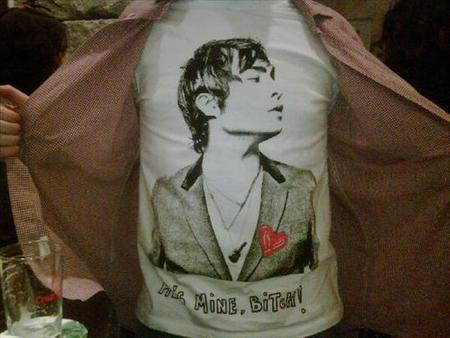 Lleva a Chuck Bass en tu camiseta
