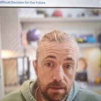 Despidió a 150 personas con un vídeo pregrabado: la fría estrategia de un CEO que dejó a todos sin acceso en cuestión de segundos