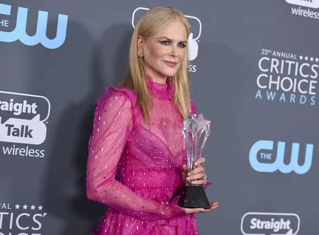 Nicole Kidman, una flor rosa de Valentino en los Critics' Choice Awards