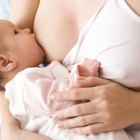 La AEP recomienda dejar tranquilos a madre y bebé durante los primeros días, para beneficiar la lactancia materna