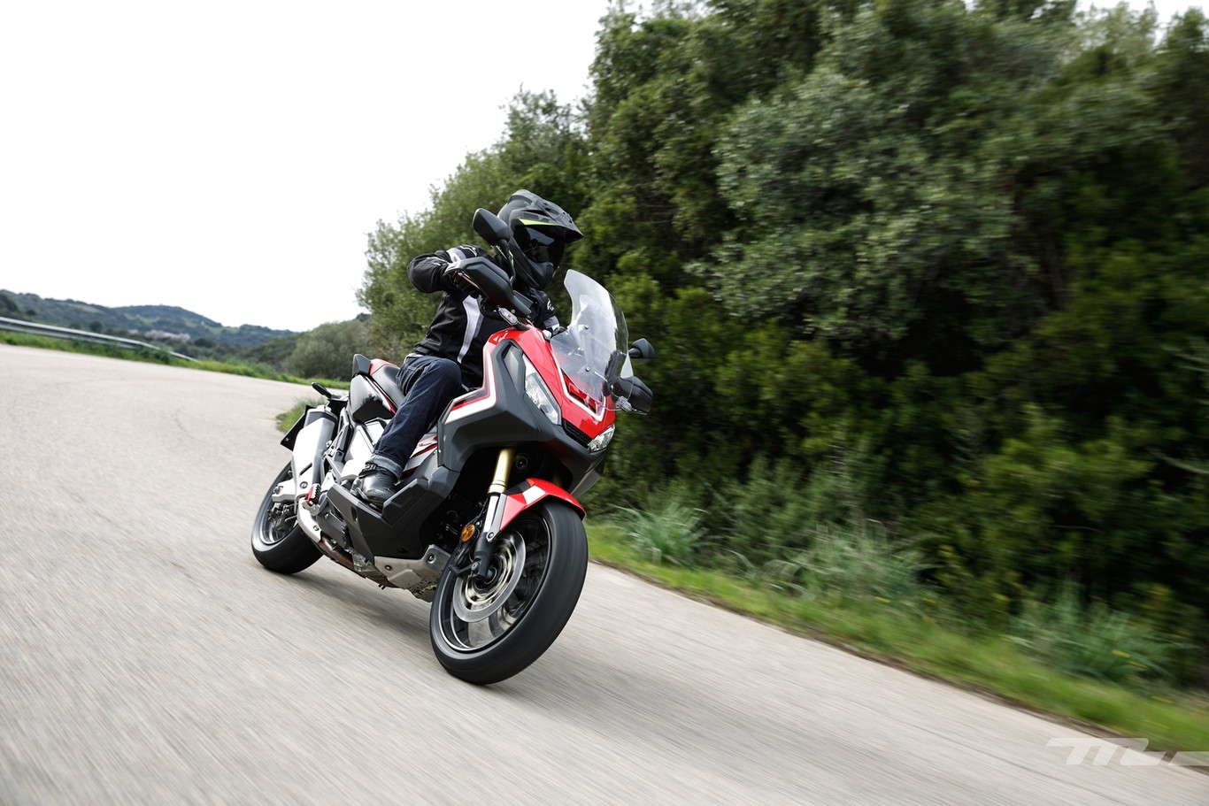 Si quieres ver cómo se mueve la Honda X-ADV, aquí tienes la videoprueba de la japonesa más atrevida