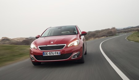 Peugeot 308 SW 2014 rojo 03