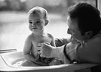 Según expertos no es aconsejable bañar al bebé a diario