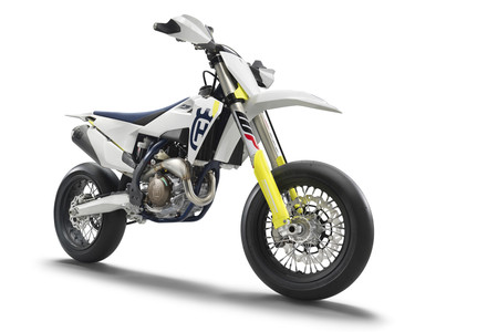 Husqvarna FS450: 63 CV y 103 kg para una supermotard de diversión masiva