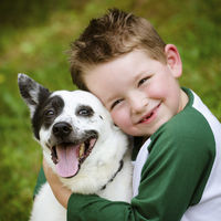 Por qué es bueno para la salud de los niños tener perros y gatos en casa