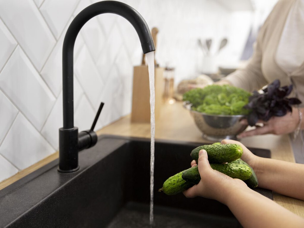 Aunque solo haya sido un segundo: esto es lo que deberías hacer si una aceituna (o cualquier alimento) se te cae un momento en el fregadero