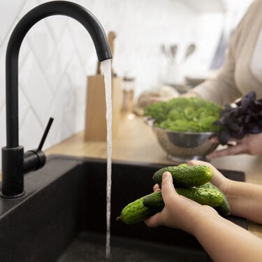 Aunque solo haya sido un segundo: esto es lo que deberías hacer si una aceituna (o cualquier alimento) se te cae un momento en el fregadero 
