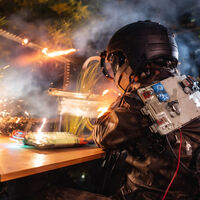 Un ingeniero chino convirtió su habitación en una tormenta con petardos y ráfagas de viento con una inversión de 4.200 euros 