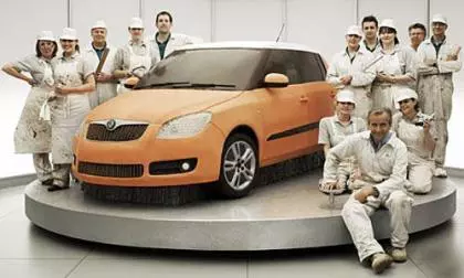 Un coche de chocolate a tamaño real elaborado por un grupo de pasteleros