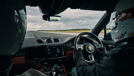 Porsche lo vuelve a hacer: 240 km/h en bicicleta, a rebufo de un Cayenne Turbo
