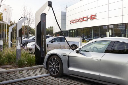 Porsche abre su punto de carga más potente de España para coches eléctricos: 2.100 kW de potencia para seis cargadores de 350 kW