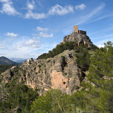El pueblo de Andalucía ideal para huir del calor del verano: lo protege un castillo y está envuelto en naturaleza y aire fresco